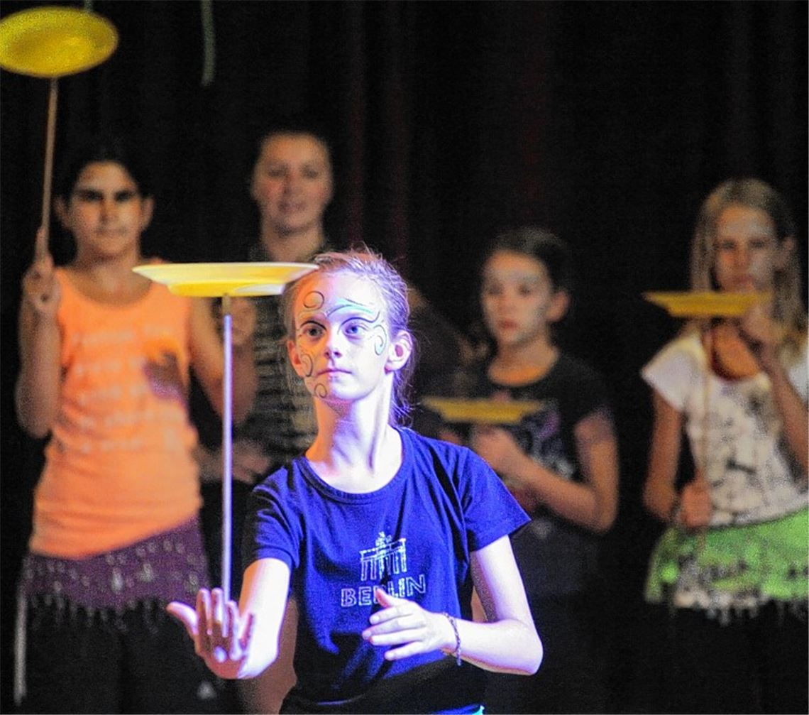 Nur einer von vielen Programmpunkten: die knifflige Jonglage mit Tellern.