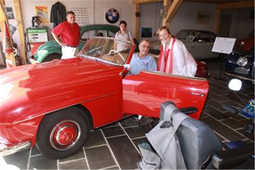 Nur eines von vielen Schmuckstücken des Walter Pfitzenmeier: An diesem Daimler 190 SL, Baujahr 1960, den Katja Mast und (im Bild hinten) Martin Blanc und Gisela Dannecker vom SPD-Ortsverein bewundern, hat der berühmte Sänger Jay Alexander als junger Auto-Fan selbst gebastelt. Foto: Becker