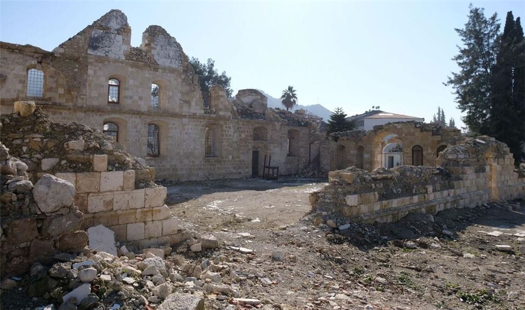 Nur einige Mauern der Kirche hielten dem verheerenden Beben stand