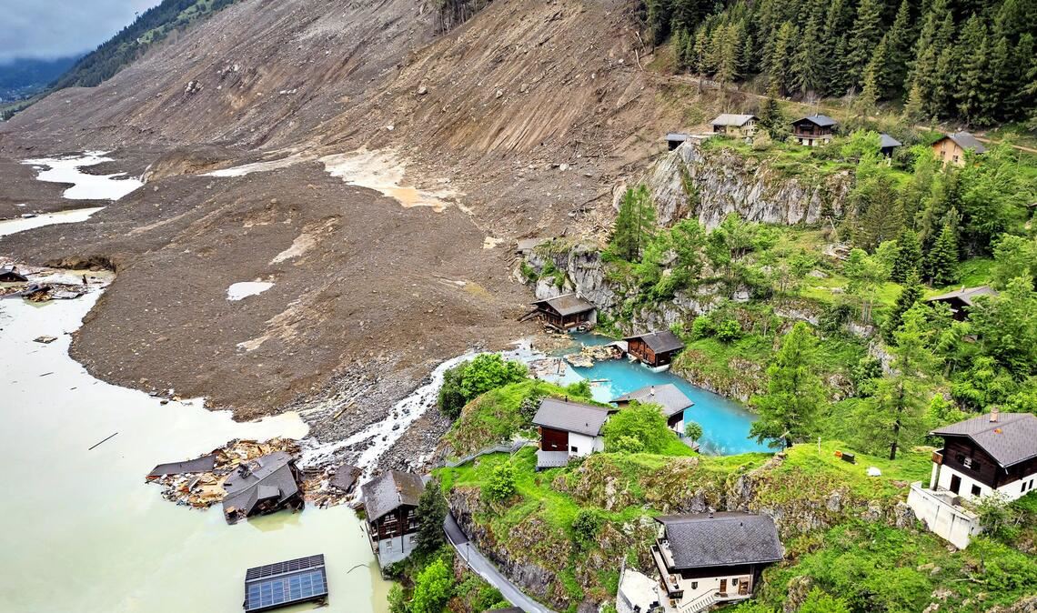 Nur einige höher gelegene Häuser haben die gigantische Schuttwalze, die im Mai das Dorf Blatten unter sich begrub,  überstanden.
