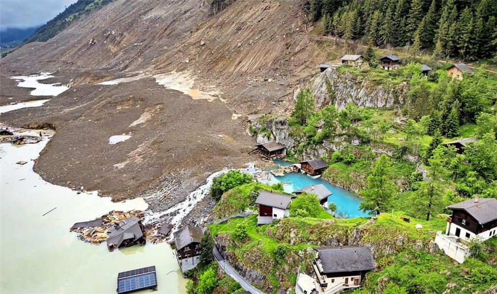 Nur einige höher gelegene Häuser haben die gigantische Schuttwalze, die im Mai das Dorf Blatten unter sich begrub,  überstanden.