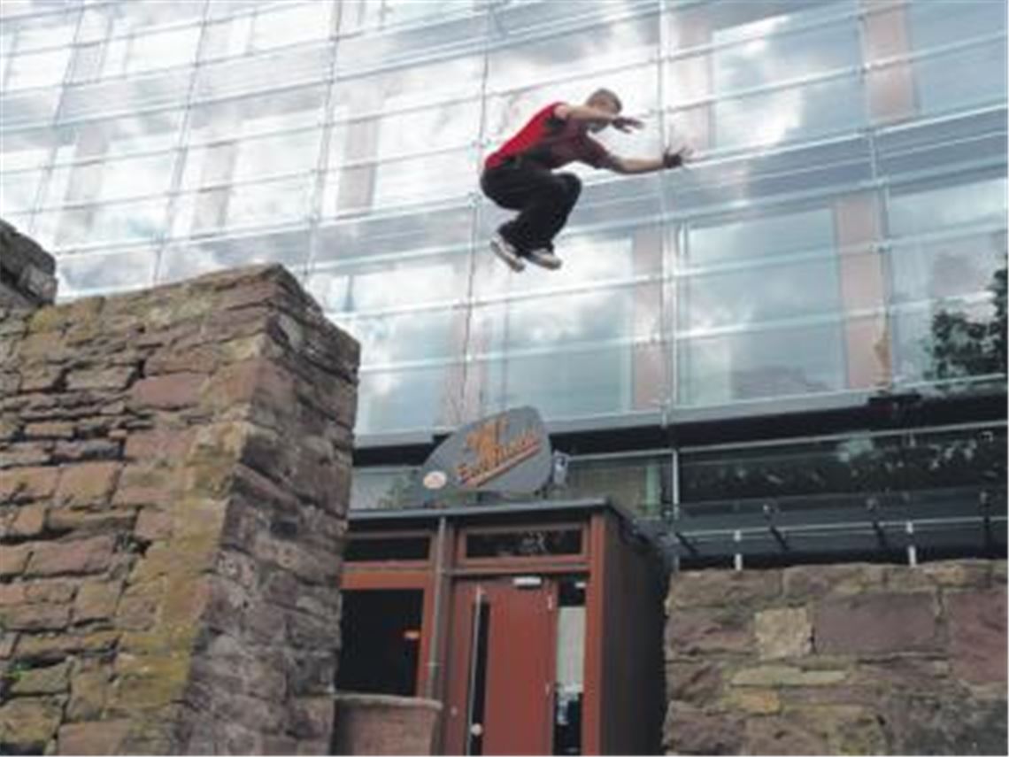 Nur für Fortgeschrittene zu empfehlen: Beim Freerunning durch die Stadt demonstriert der Pforzheimer Benjamin Grams waghalsige Sprünge von meterhohen Mauern. Foto: Roth