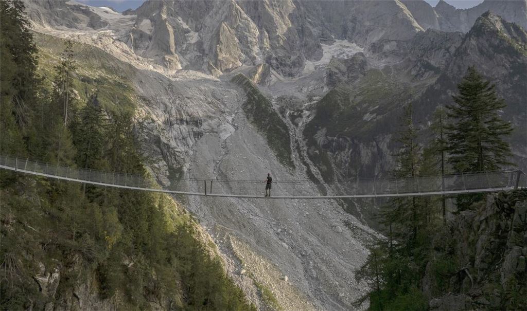 Nur für Schwindelfreie: Hängebrücke auf dem Wanderweg zur Sciorahütte in der Schweiz