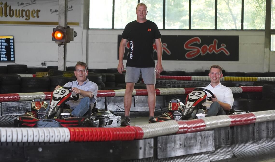 Nur fürs Foto ohne Helm: Auf der Kartbahn von Stephan Bärtl (stehend) testen die Abgeordneten Professor Dr. Erik Schweickert (li.) und Friedrich Haag den ökologischen Kraftstoff. Foto: Roller