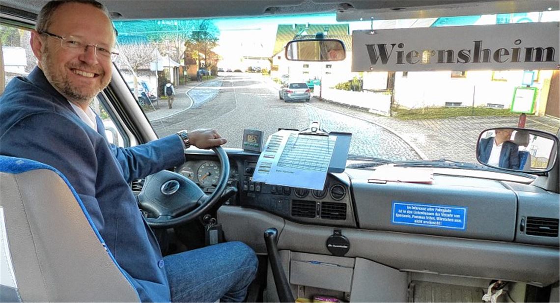 Nur fürs Foto setzt sich der Vereinsvorsitzende Jürgen Idziok hinters Steuer des Wiernsheimer Bürger-Busses. Das Erfolgsmodell fahren ansonsten etwa 20 ehrenamtliche Frauen und Männer. Foto: Roth