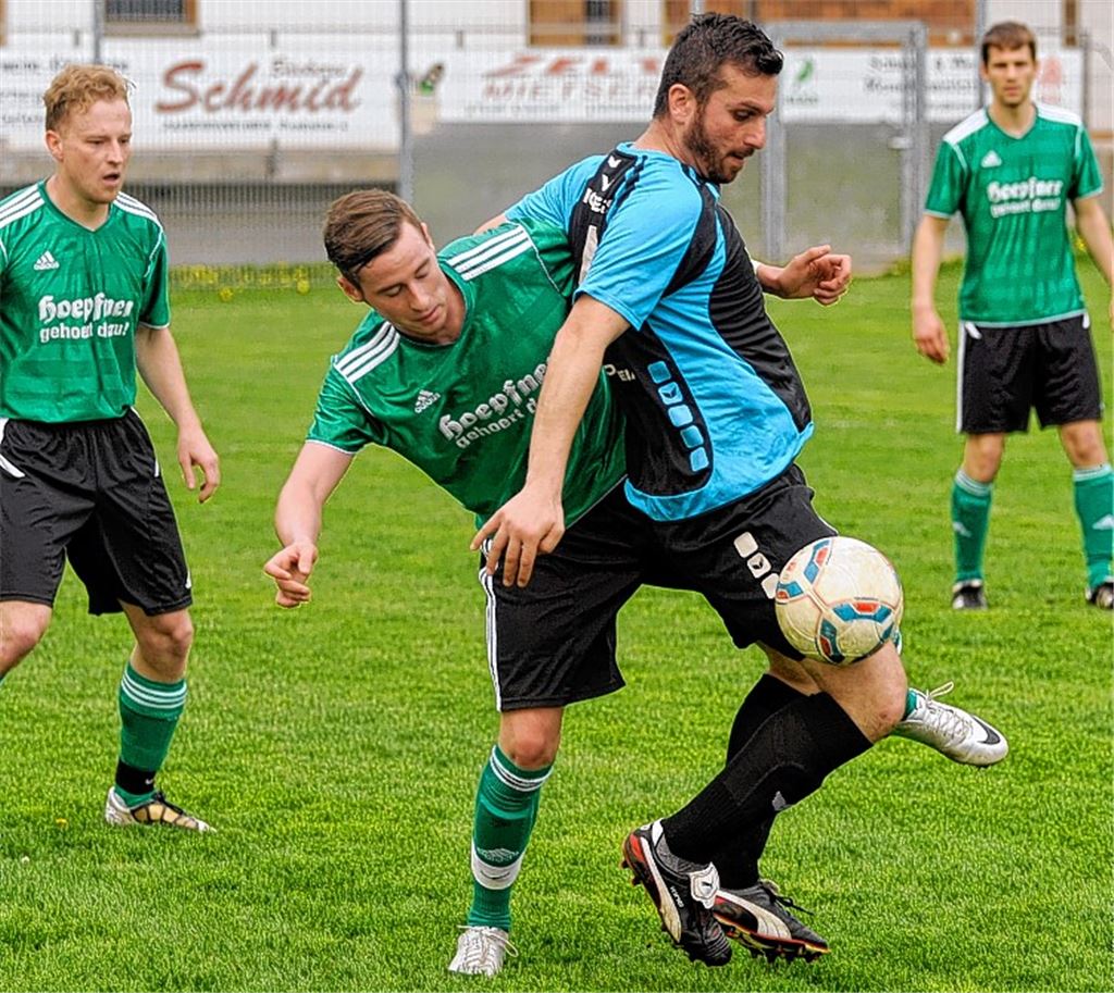 Nur in der Anfangsphase geht Zaisersweiher (grüne Trikots) gegen den SV Kickers Pforzheim II konzentriert zuwerke.  Foto: Fotomoment