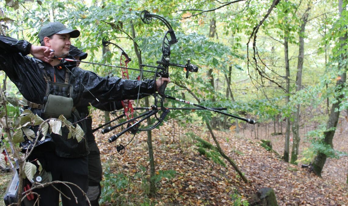 Nur keine Nerven zeigen: Ein Visierschütze nimmt Maß – Konzentration und Ausdauer sind die Grundtugenden der Bogenschützen.Fotos: Alina Gießler