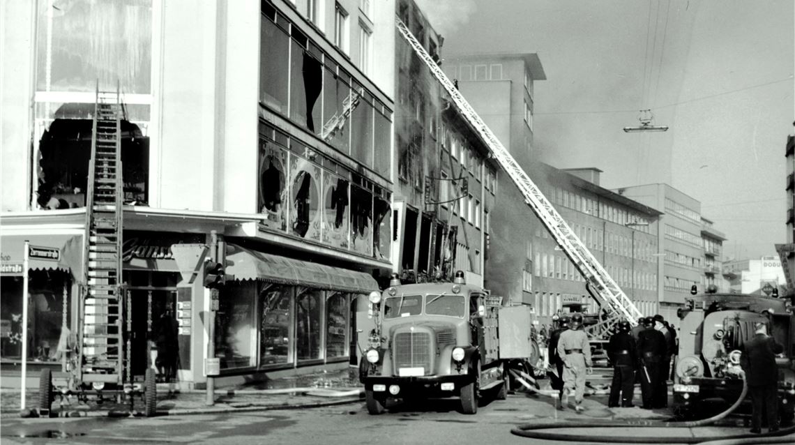 Großbrand vor 50 Jahren bleibt in Erinnerung Nur mehr eine Brandruine ist das Keil-Gebäude an der Zerrennerstraße nach dem Großbrand vom 29. April 1971. Auch das angrenzende Gänssle-Haus (li.) ist stark beschädigt . Naujocks/Repro Linde