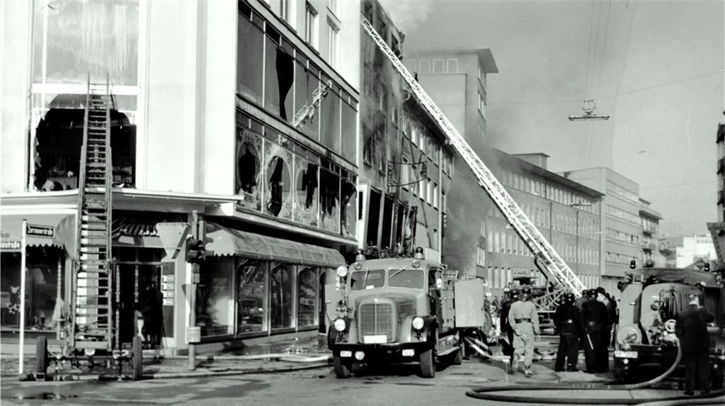 Nur mehr eine Brandruine ist das Keil-Gebäude an der Zerrennerstraße nach dem Großbrand vom 29. April 1971. Auch das angrenzende Gänssle-Haus (li.) ist stark beschädigt . Naujocks/Repro Linde