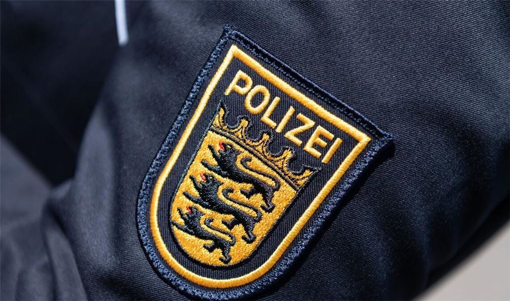 Nur moderat mehr Polizeiwappen werden in Baden-Württemberg getragen: in zehn Jahren etwa 55 Polizisten  pro Jahr mehr fürs Land.