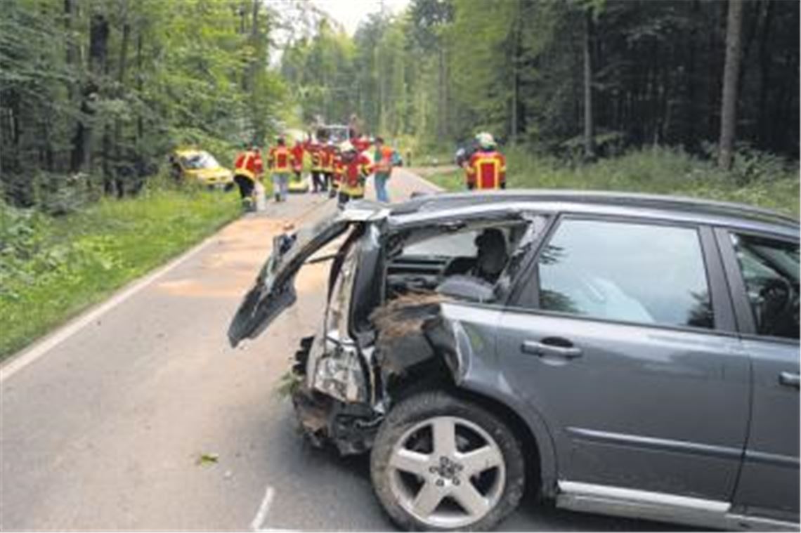 Nur noch Schrott: Der Volvo nach der Kollision auf der Waldstrecke zwischen Öschelbronn und Wurmberg. Im Hintergrund am Waldrand der Renault. Die Feuerwehr, die auch die Erstversorgung der Verletzten übernommen hatte, reinigt die Straße von den Trümmerteilen.
Foto: Disselhoff