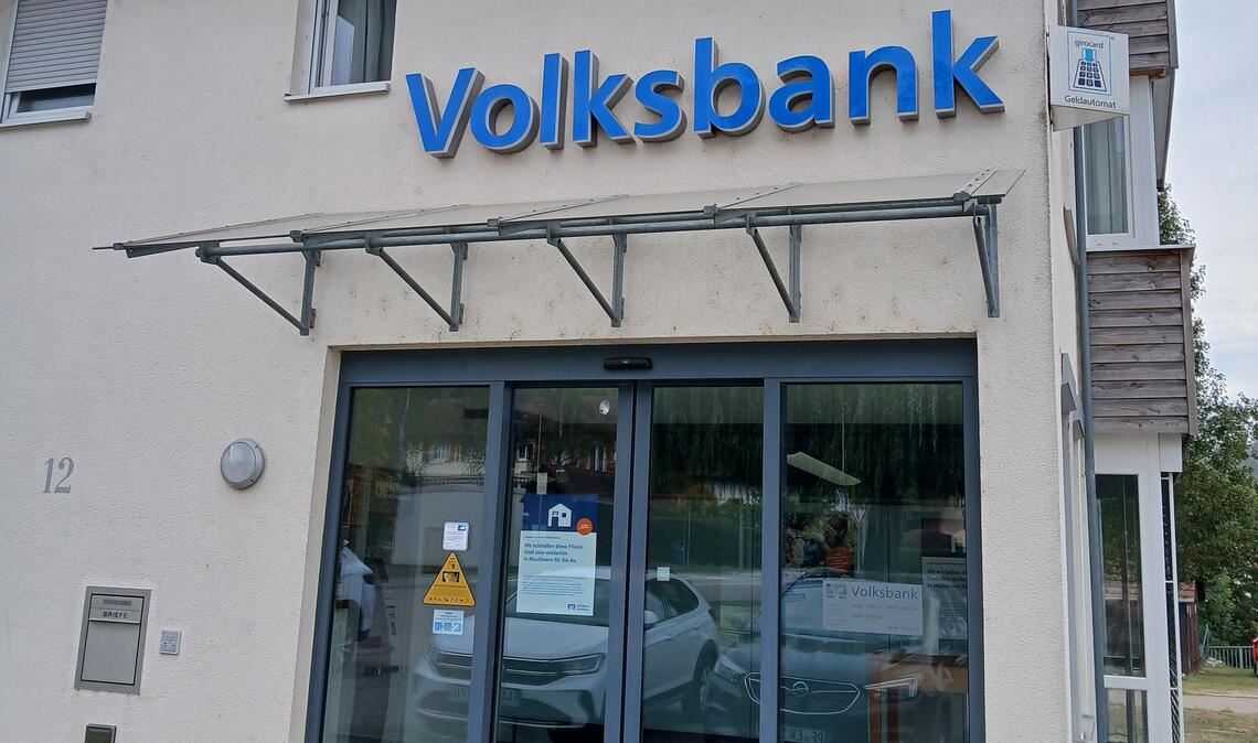 Nur noch bis Ende des Monats geöffnet: die Filiale der Volksbank Kraichgau im Illinger Ortsteil Schützingen. Fotos: Müller
