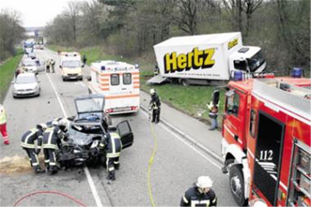 Nur noch ein Wrack ist der VW Polo nach dem Zusammenstoß mit einem Lastwagen auf der Bundesstraße10. Foto: Tilo Keller