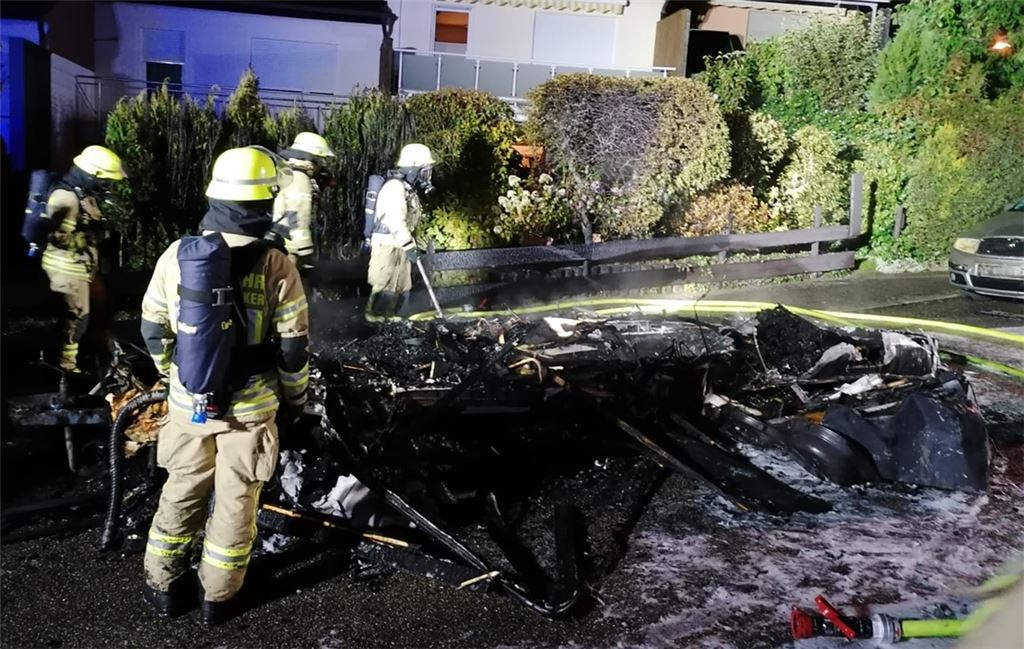 Nur noch ein verkohltes Gerippe ist von einem Wohnwagen am Senderhang übriggeblieben. Das Fahrzeug stand frühmorgens lichterloh in Flammen. Feuerwehr Mühlacker