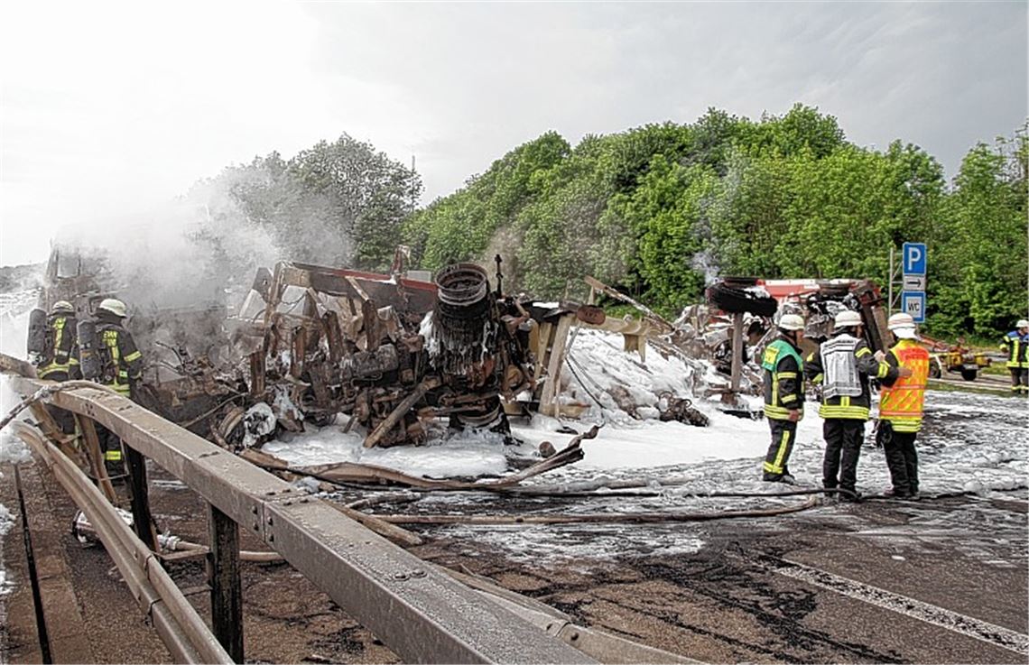 Nur noch ein verkohltes Wrack: Der völlig ausgebrannte Silo-Lkw, der Futtermittel geladen hatte.