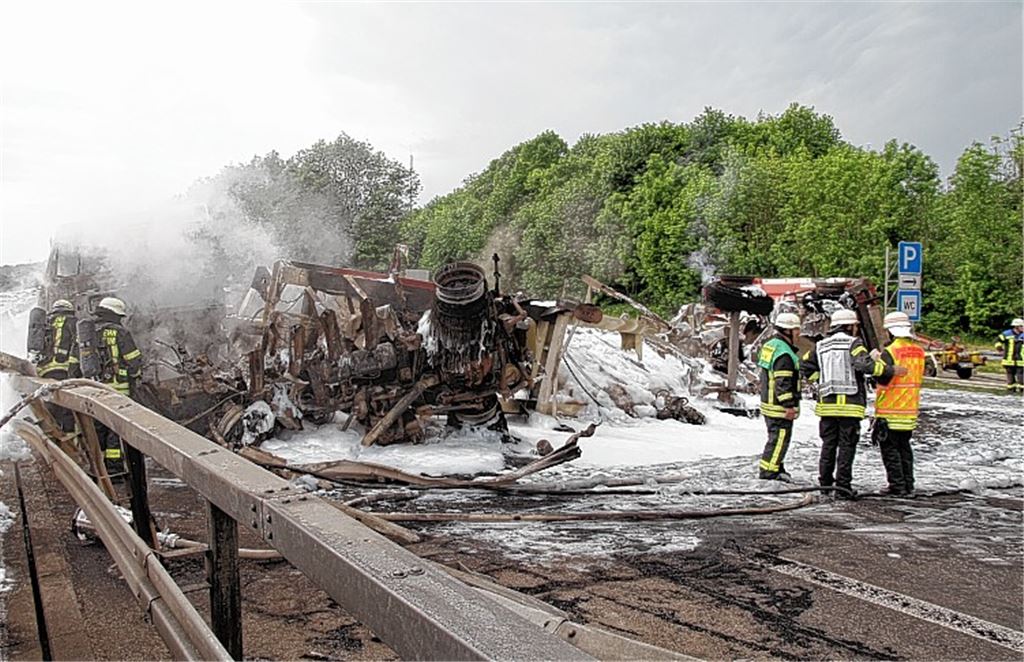 Nur noch ein verkohltes Wrack: Der völlig ausgebrannte Silo-Lkw, der Futtermittel geladen hatte.