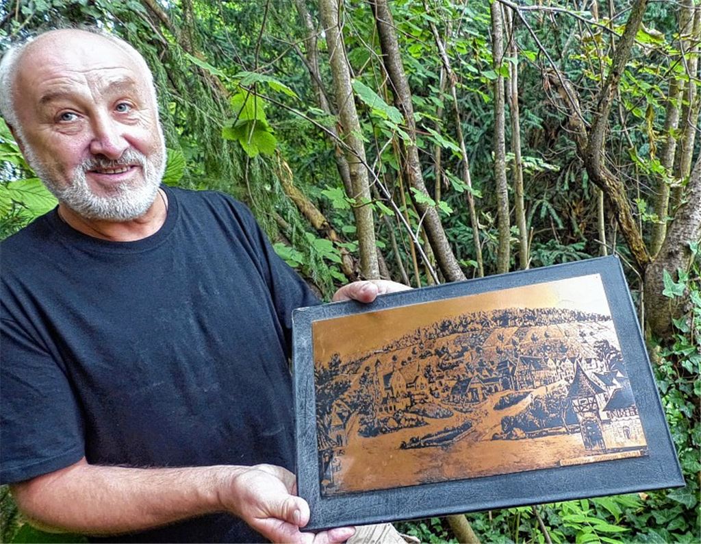 Nur noch grüner Dschungel ist an der Stelle zu sehen, an der Reiner Bürkle eine Ansicht der Dietlinger Naturbühne ins Grün hält.