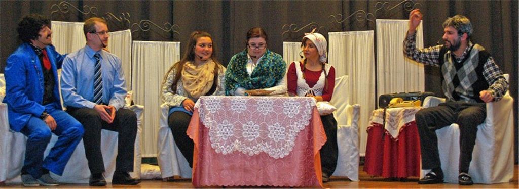 Nur scheinbar gemütlich geht es auf der Bühne zu. Ali hat mit familiären Herausforderungen und den Tücken des Arbeitslebens zu kämpfen.