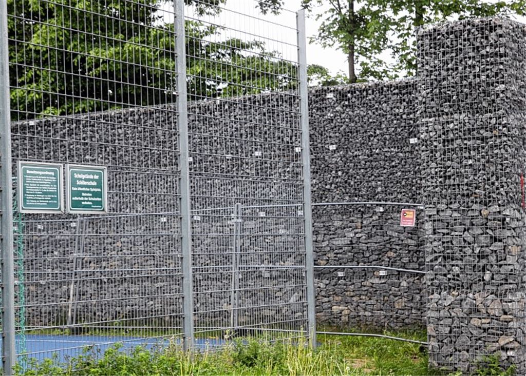 Nur scheinbar stabil: Die Lärmschutzwand muss grundlegend saniert werden.