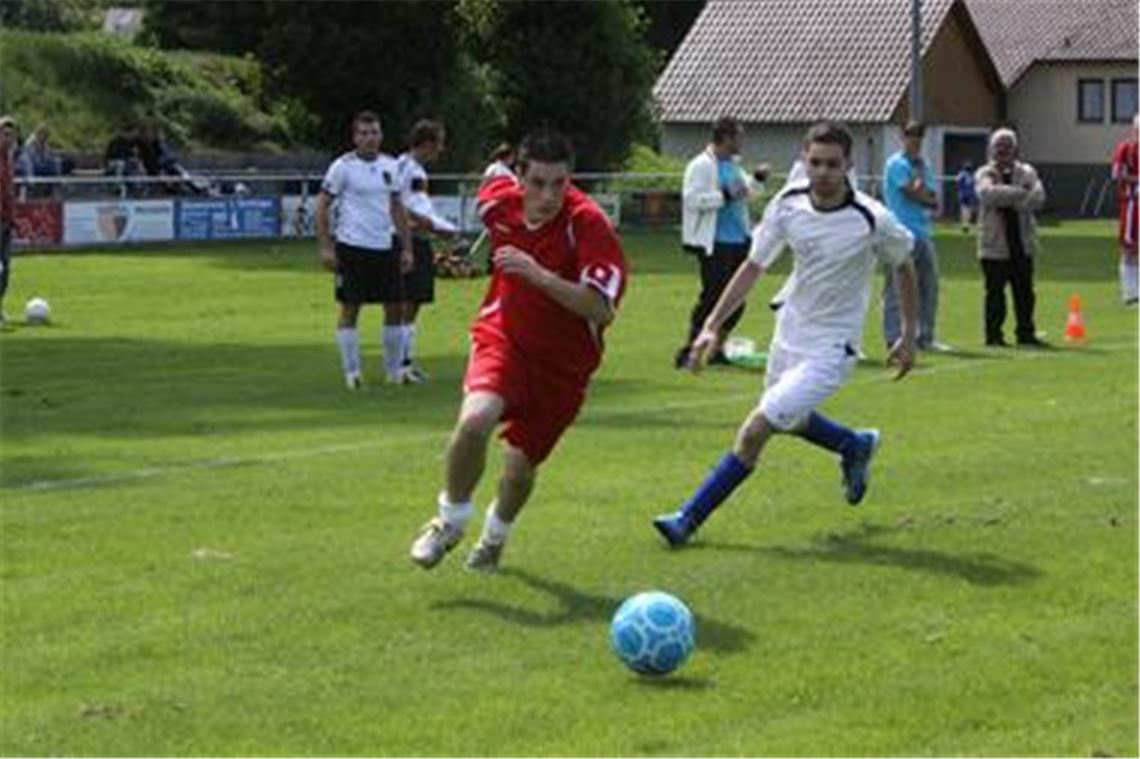 Nur vier Mannschaften nehmen am Freizeitfußball-Turnier um den LBS-Cup teil. Das Auftaktspiel gewinnt der FC Halb Leer Halb Voll mit 4:0 über das Team Wertheimer.