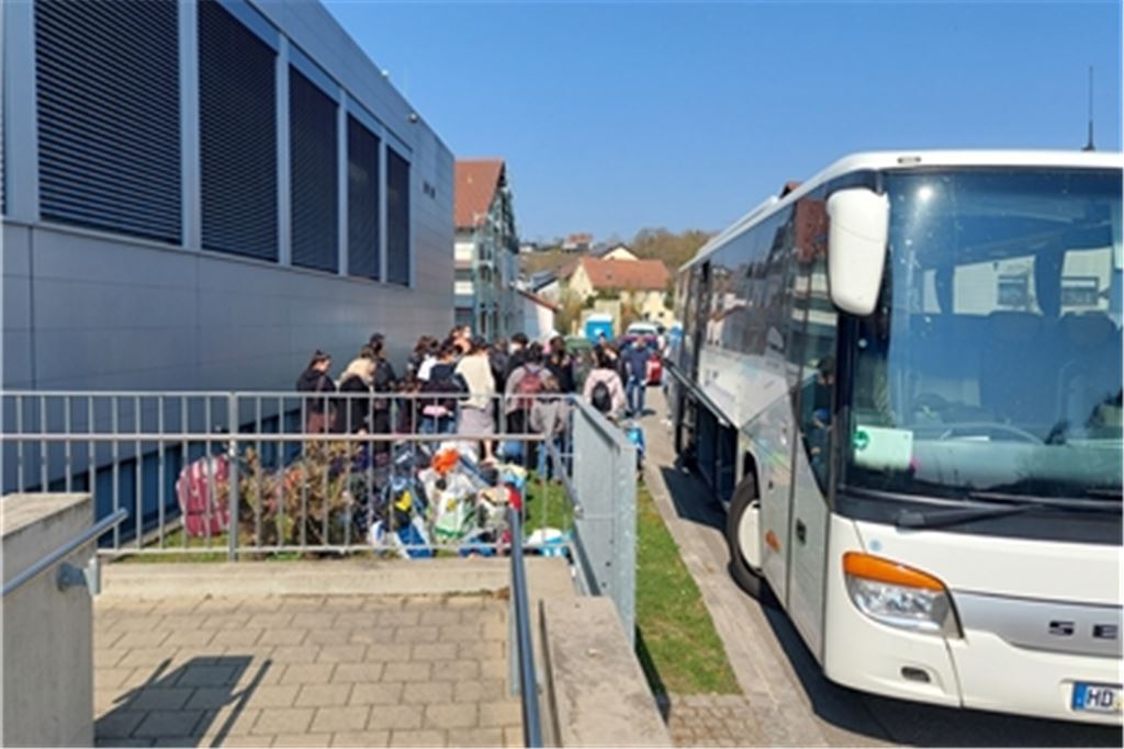 Nur wenige Habseligkeiten haben die ukrainischen Flüchtlinge bei sich, die am Freitag in der Turn- und Festhalle in Lienzingen aufgenommen wurden. Foto: Enzkreis/Klingenberg