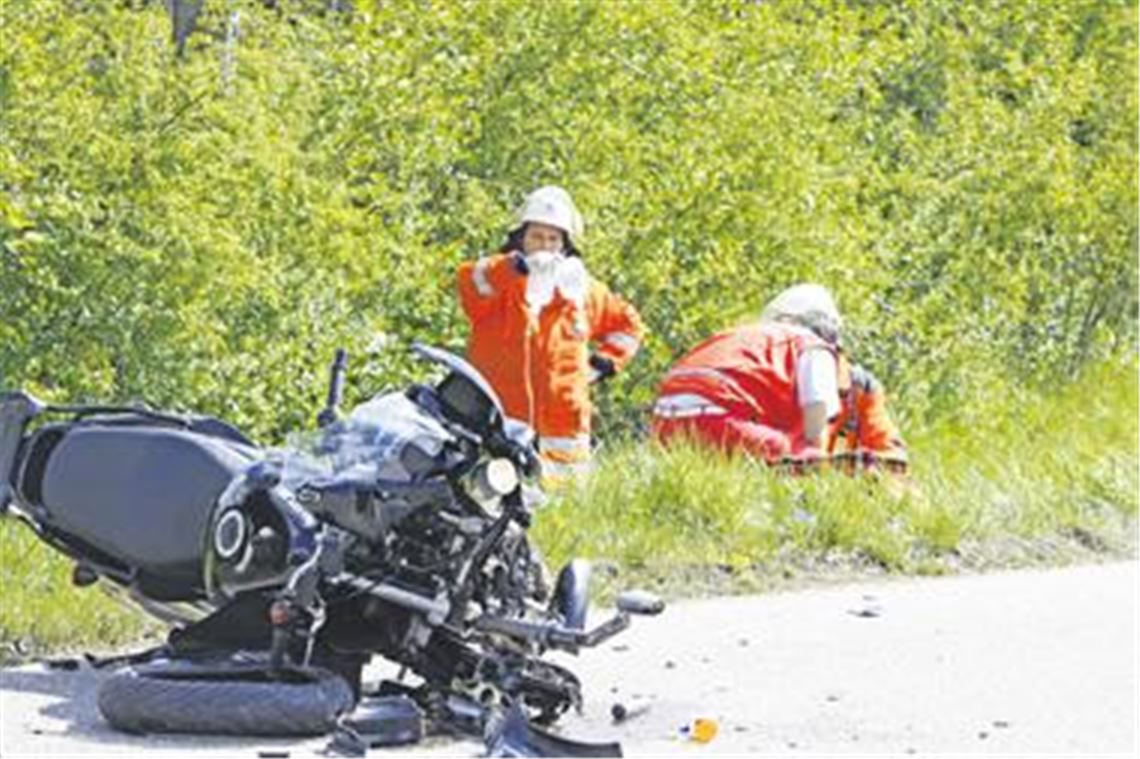 Nur wenige Minuten nach dem schweren Unglück: Notärzte versorgen mit Unterstützung der Feuerwehr den Motorradfahrer, der in den Straßengraben gestürzt ist, mit Infusionen. 
Foto: Goertz