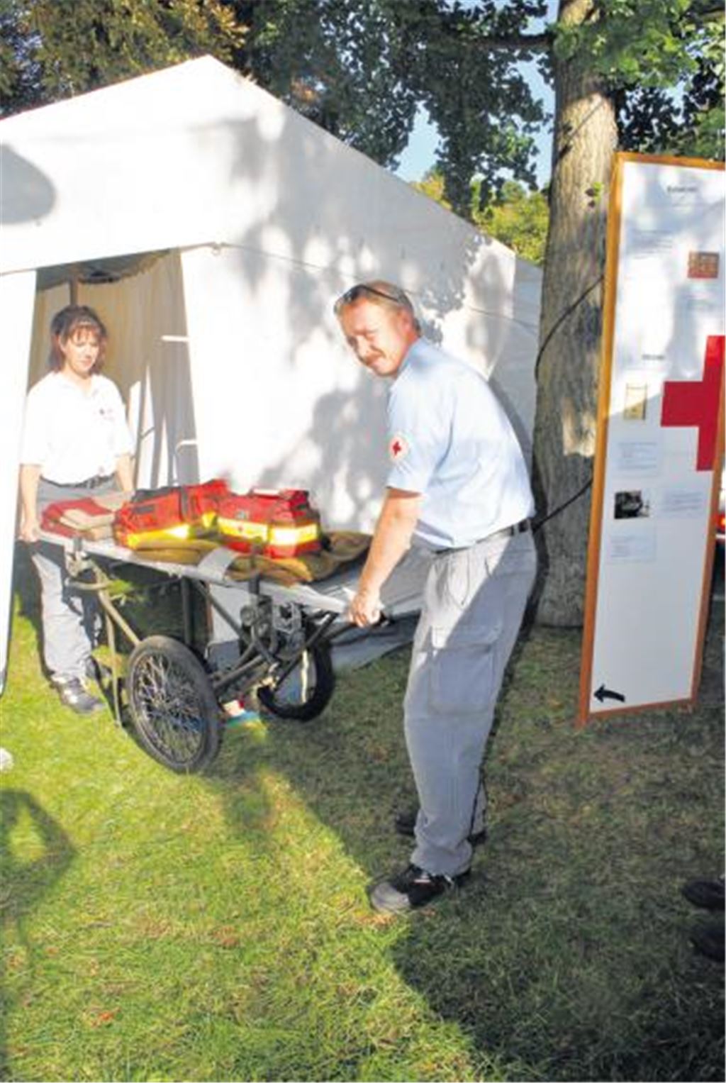 Nur wenige dramatische Zwischenfälle: Das DRK im Einsatz auf dem Straßenfest. Foto: Stahlfeld