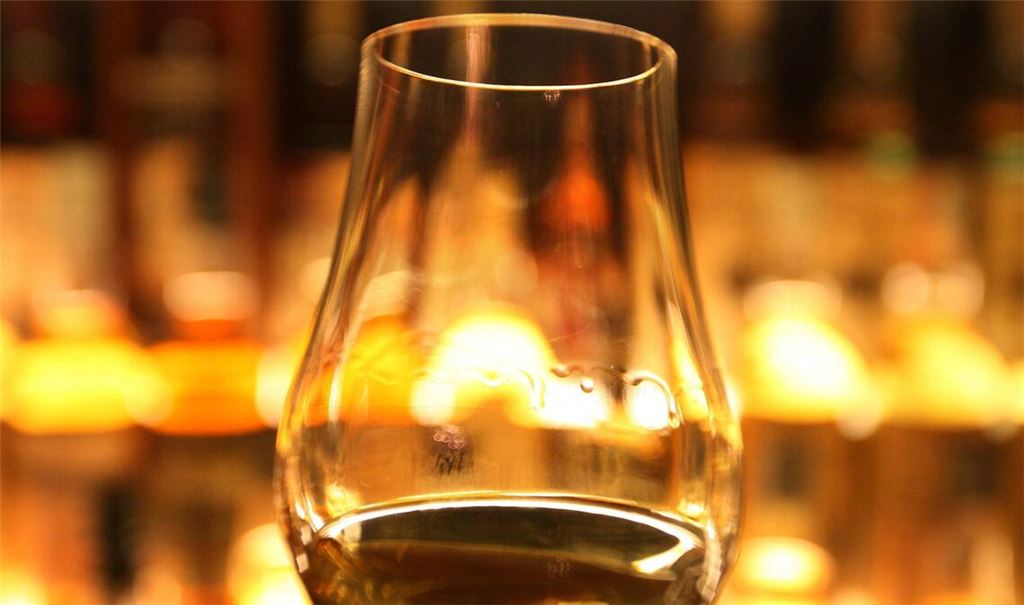 Nur, wo auch wirklich Whiskey, Gin oder Rum drin ist, darf auch mit Whiskey, Gin oder Rum geworben werden. (Symbolbild)