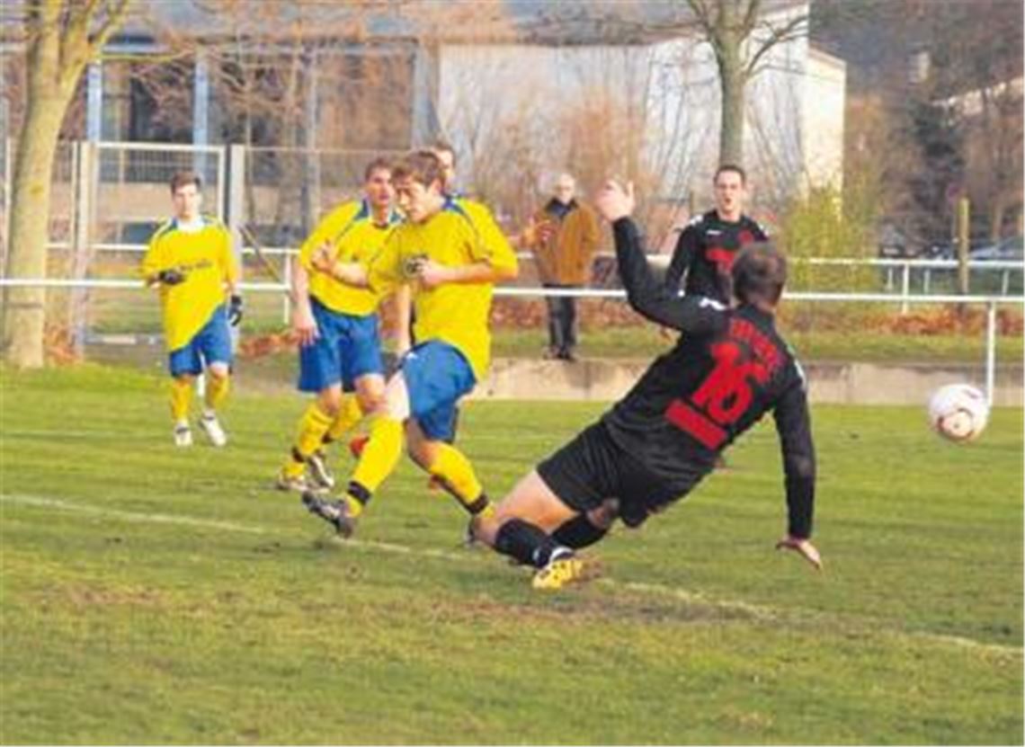 Nur zu Beginn jeder Halbzeit macht Wiernsheim (in Schwarz) Druck, ansonsten ist Lomersheim Herr des Geschehens.
Foto: Appich