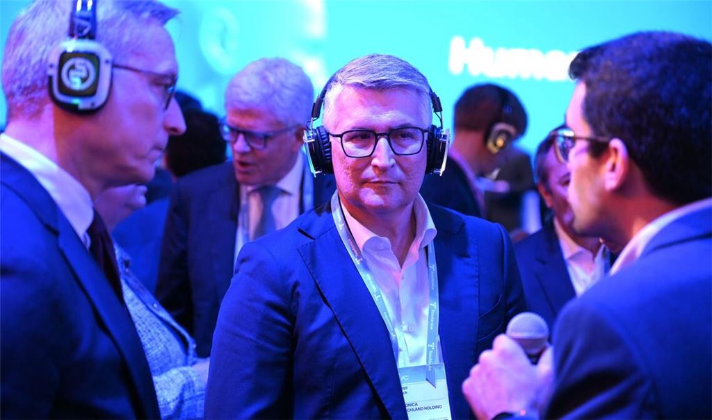 O2-Chef Santiago Argelich Hesse (Mitte) bei einer Vorführung beim MWC an der Seite von Bundesdigitalminister Karsten Wildberger (links).