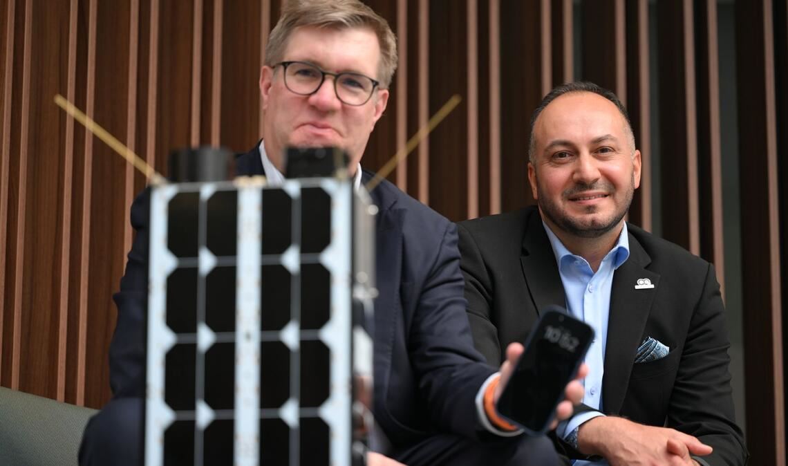 O2-Manager Jörg Kablitz und OQ-Chef Omar Qaise hoffen auf gute Verbindungen mit dem Weltall.