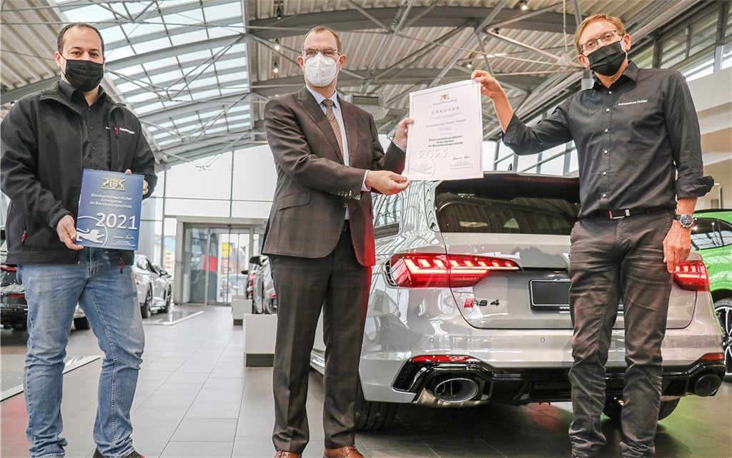 OB Frank Schneider (Mitte) überreicht die Ehrenamts-Urkunde an Geschäftsführer Hans Herrmann, links der Mitarbeiter und Ötisheimer Feuerwehrmann Gerrit Klein. Foto: Wewoda