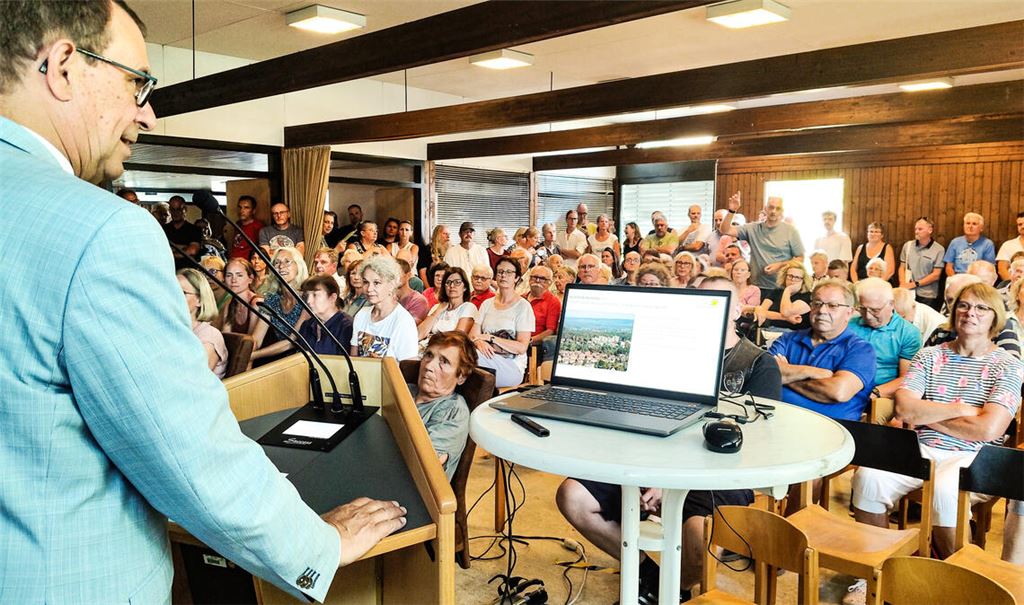 OB Frank Schneider freut sich über die rege Teilnahme am Informationsabend, an dem die Platzkapazitäten im katholischen Gemeindezentrum jedoch völlig überlastet sind. Foto: Deeg