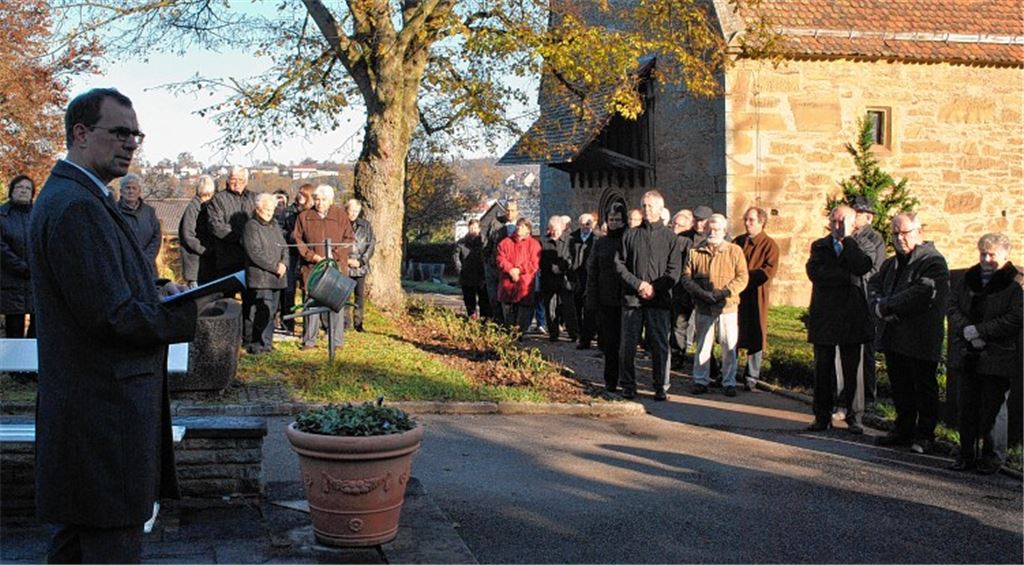 OB Frank Schneider (li.) bei seiner Ansprache auf dem Friedhof in Lienzingen.