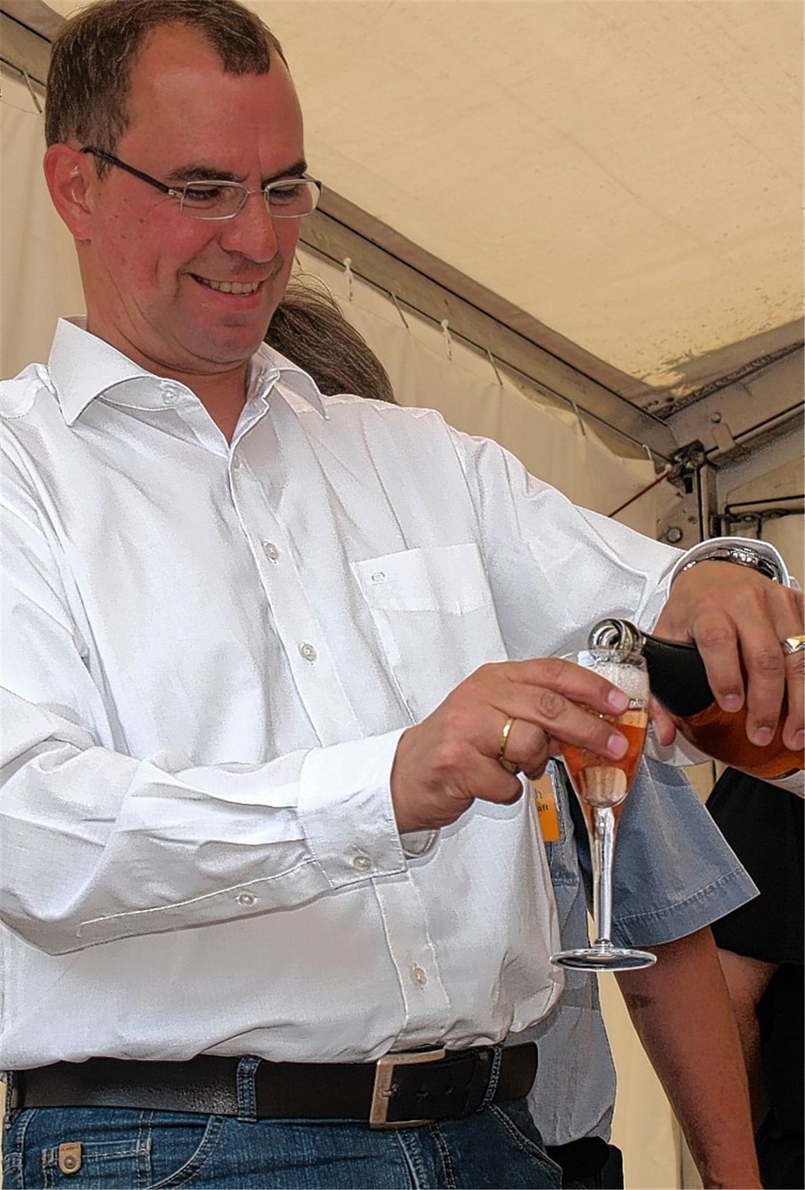 OB Frank Schneider (li.) eröffnet das Fest, das auch etwas für Wagemutige zu bieten hat.