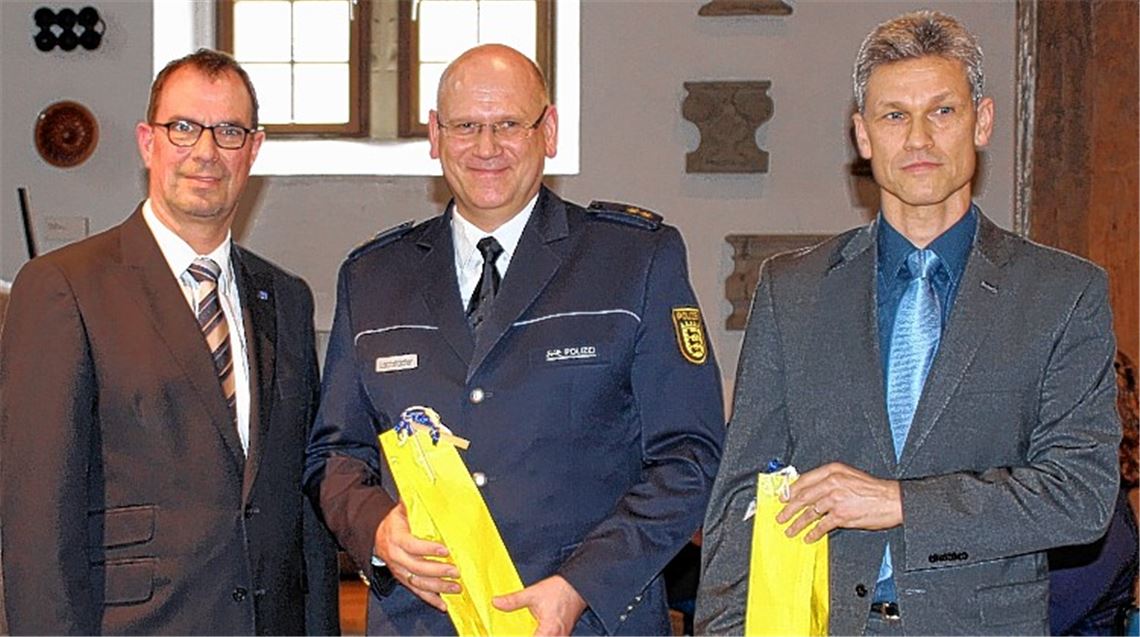 OB Frank Schneider (li.) überreicht je einen Gartenschauwein an den ehemaligen Revierleiter Udo Buchholz (re.) und dessen Nachfolger Karlheinz Lachstädter.