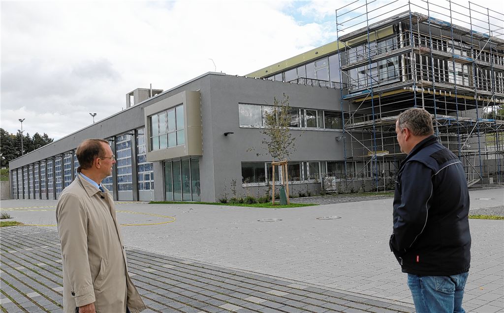 OB Frank Schneider (li.) und Feuerwehrchef Matthias Donath an der neuen Wache, die mit einer rückwärtigen Rampe für Anlieferungen, einer riesigen Fahrzeughalle und langen Fluren aufwartet.Eier