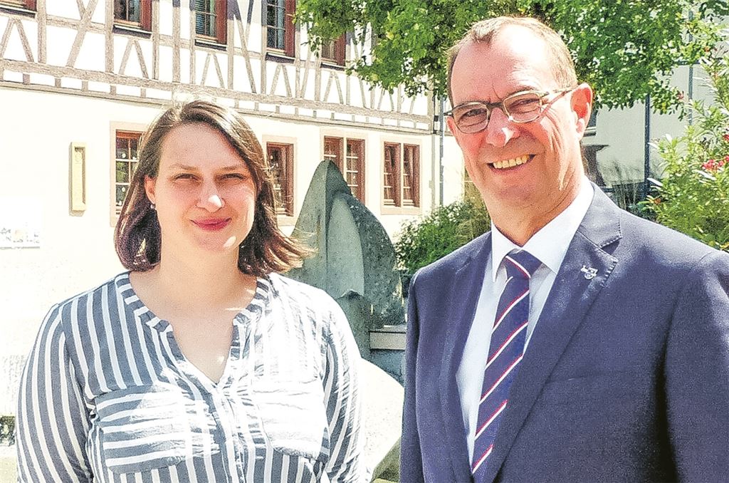 OB Frank Schneider mit der neuen Klimaschutzmanagerin der Stadt Mühlacker, Teresa Krannich. Foto: Stadtverwaltung Mühlacker