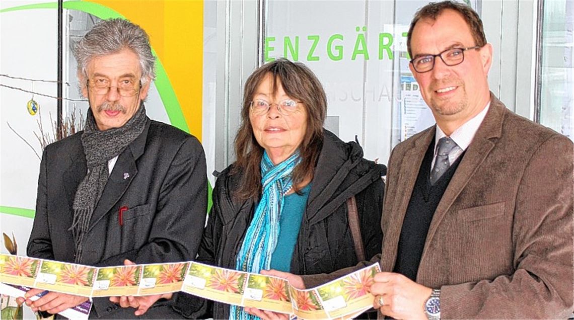 OB Frank Schneider (re.) übergibt Erika und Ulf van Luijk die von der ARGE gespendeten Gartenschautickets, die an Bedürftige verteilt werden.