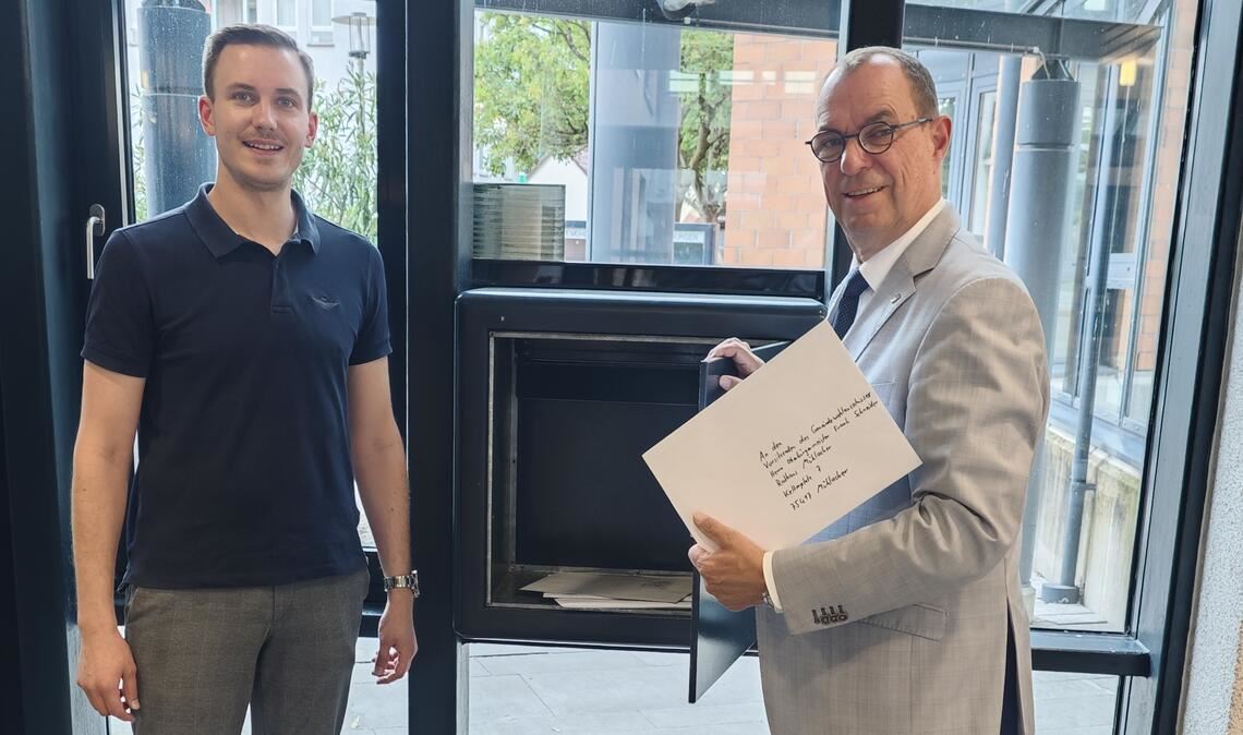 Vier OB-Bewerbungen liegen im Briefkasten OB Frank Schneider (re.) und Amtsleiter Tobias Lichter stoßen beim Leeren des Briefkastens auf die ersten Bewerbungen um das Amt des Oberbürgermeisters. Foto: Stadt Mühlacker