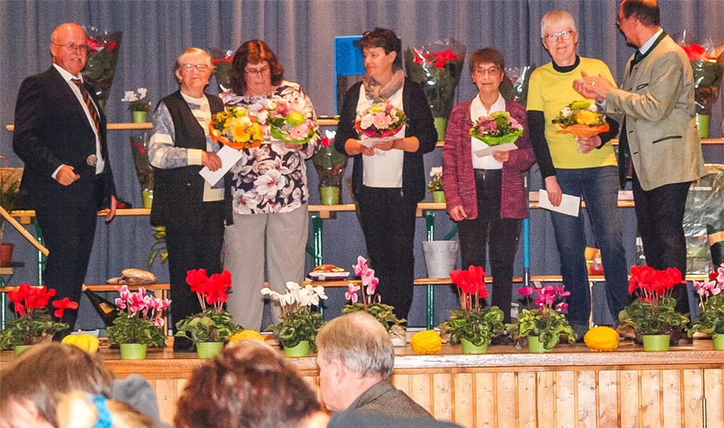 OB Frank Schneider (re.) und Vorsitzender Rudolf Haug danken den Blumenpflegerinnen und -pflegern für ihren Einsatz.