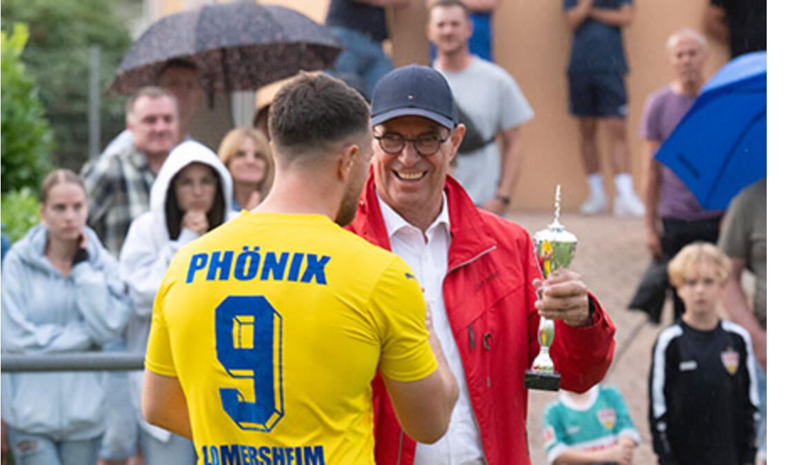 OB Frank Schneider überreicht die Trophäe an den besten Torschützen Kevin Schell...