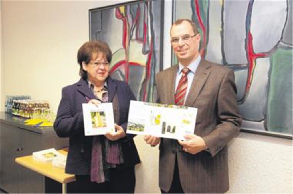 OB Frank Schneider und Gertraud Reiss vom zuständigen Verlag stellen die Broschüre über Friedhöfe in Mühlacker vor.
Foto: Sadler