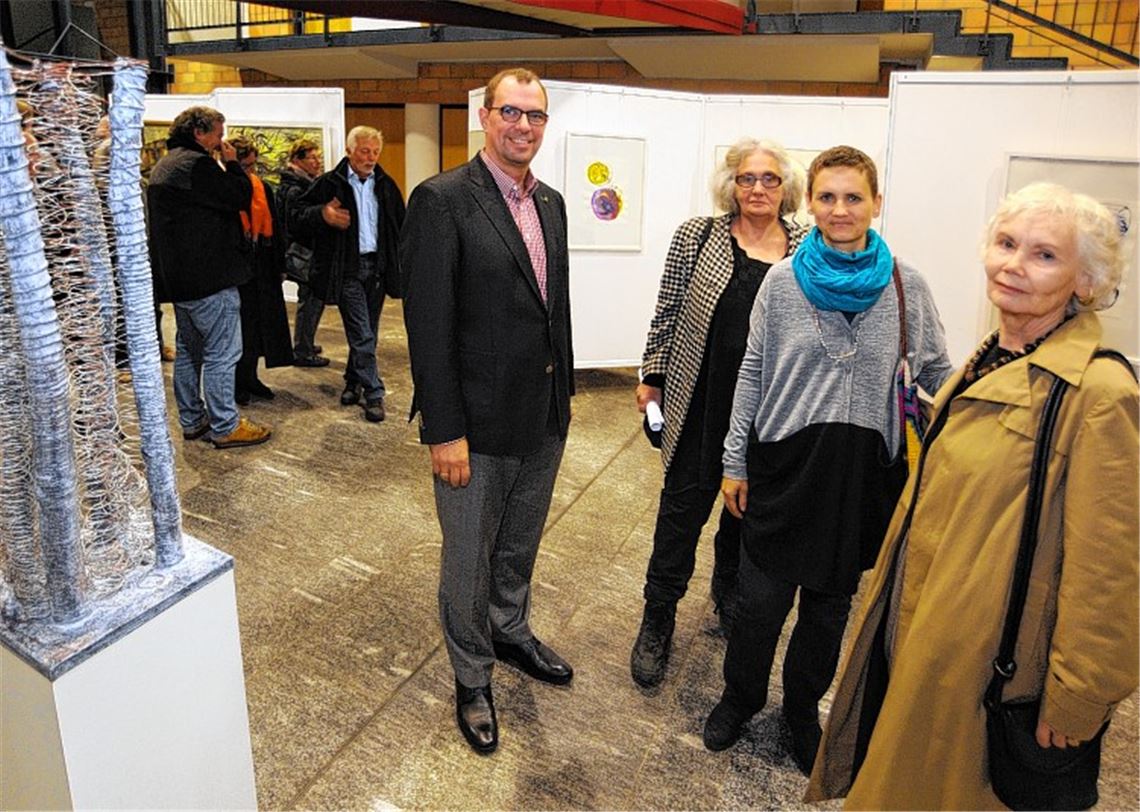 OB Frank Schneider und Sigrid Baumgärtner-Förschler eröffnen im Rathausfoyer die Ausstellung mit Annette Gack und Inge Schüle Gack (v.li.).
