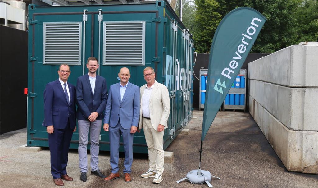 OB Frank Schneider (v.li.), Maximilian Schmitt (Reverion), Stadtwerke-Chef Roland Jans und der Chef der WFG Nordschwarzwald Jochen Protzer vor der mehrfach patentierten Brennstoffzellen-Anlage, die gut geschützt im Container ihre Hightech-Arbeit macht.