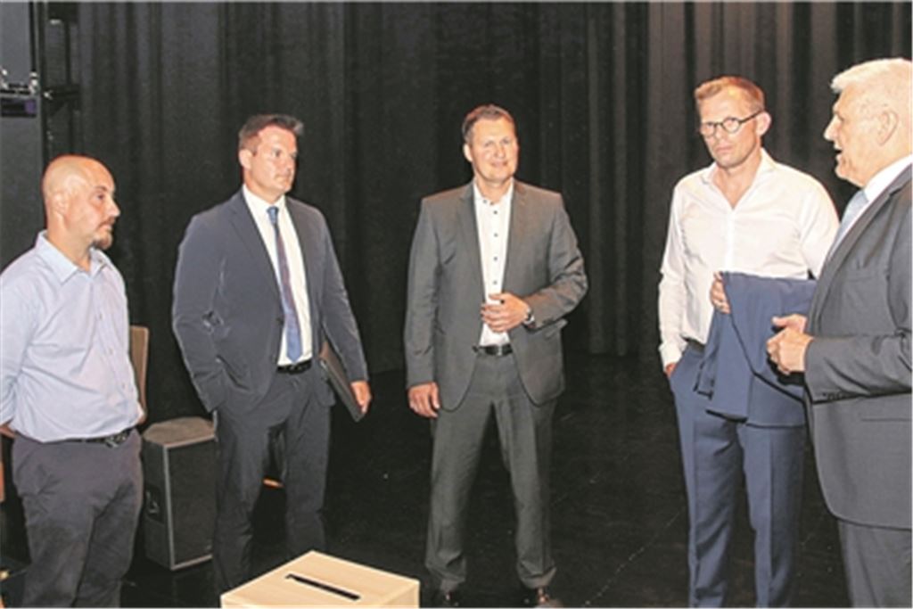 OB Gerd Maisch (re.) mit den vier Bewerben Bernd Rothmann (v.li.) , Sven Haumacher, Matthias Beck, Uwe Skrzypek. Foto: Arning.
