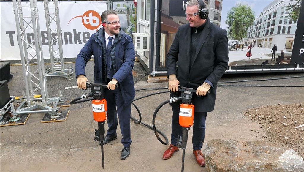 OB Peter Boch (li.) und Wim ten Brinke (re.) beim symbolischen Projektstart. Foto: Peche