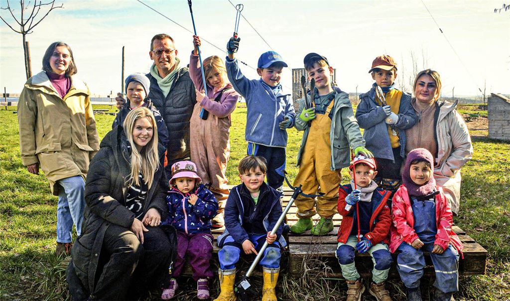 OB Retter mit den kleinen Müllsammlern des Naturkindergartens „Siebenschläfer“. Fotos: Stahlfeld