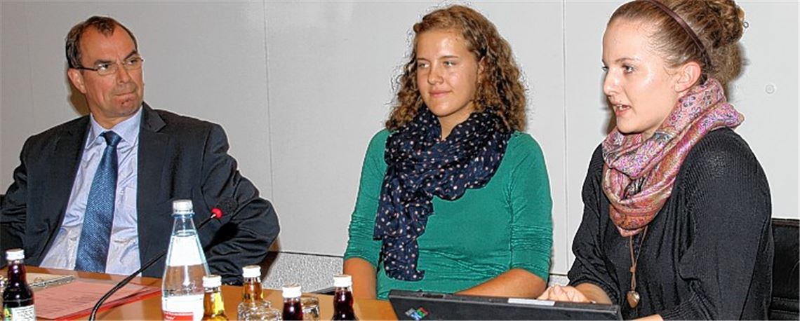OB Schneider und die Jugendgemeinderätinnen Rebecca Liebst und Larissa Besler (v. li.).