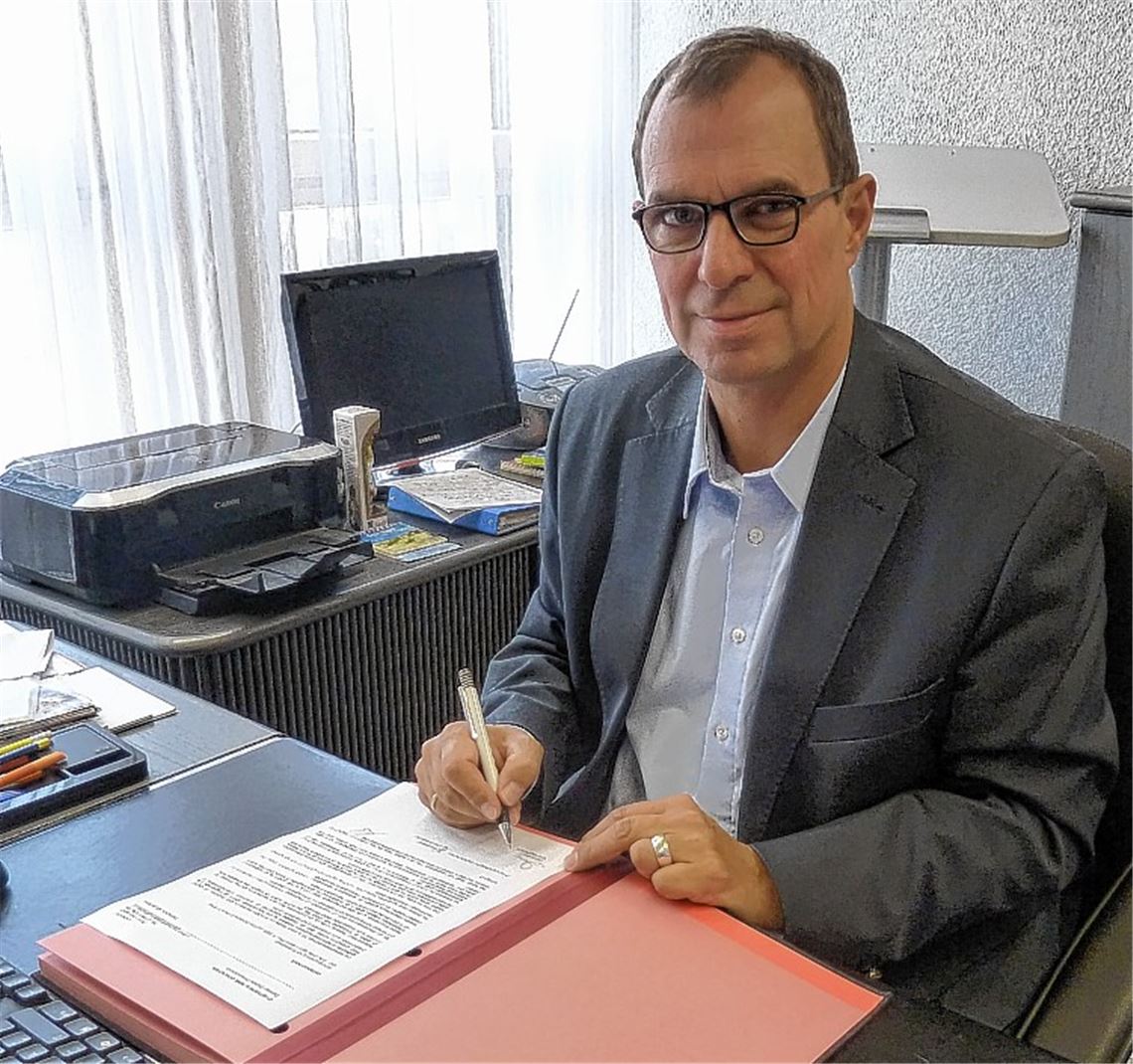 OB Schneider unterschreibt die Verfügungen zu den Höhergruppierungen.